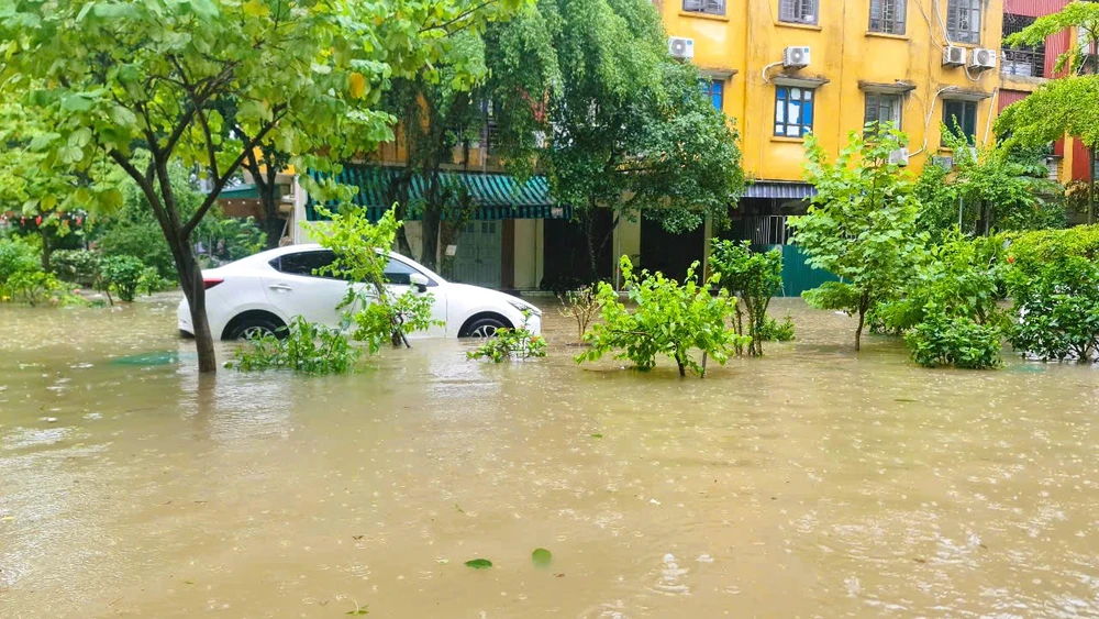 Hình ảnh hàng loạt ô tô ở Thanh Hóa ngập sâu trong nước khi bão số 3 đi qua - 11.jpg