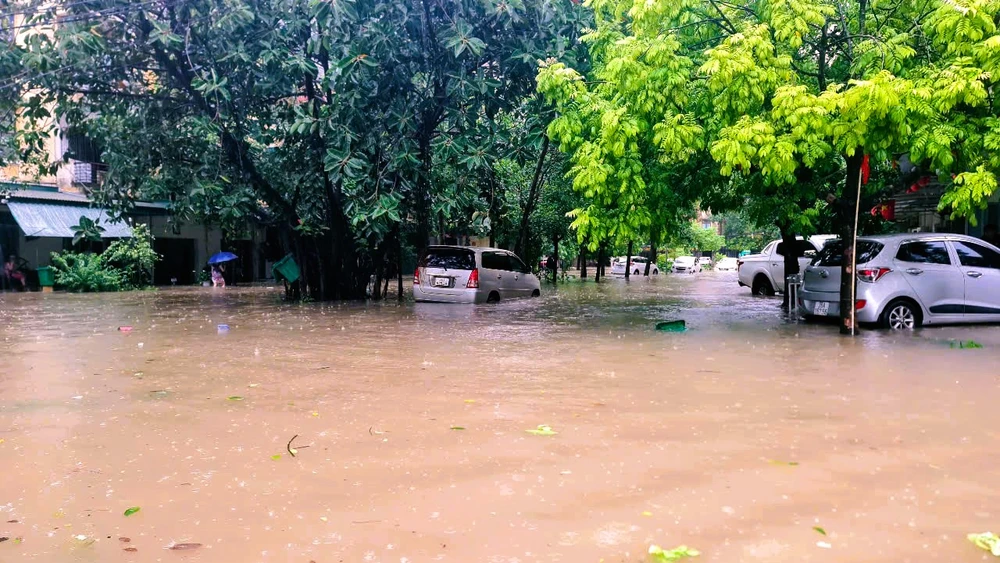 Hình ảnh hàng loạt ô tô ở Thanh Hóa ngập sâu trong nước khi bão số 3 đi qua - 12.jpg