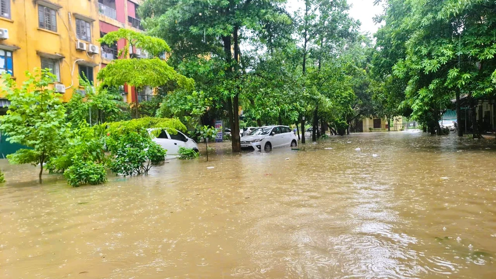 Hình ảnh hàng loạt ô tô ở Thanh Hóa ngập sâu trong nước khi bão số 3 đi qua - 3.jpg