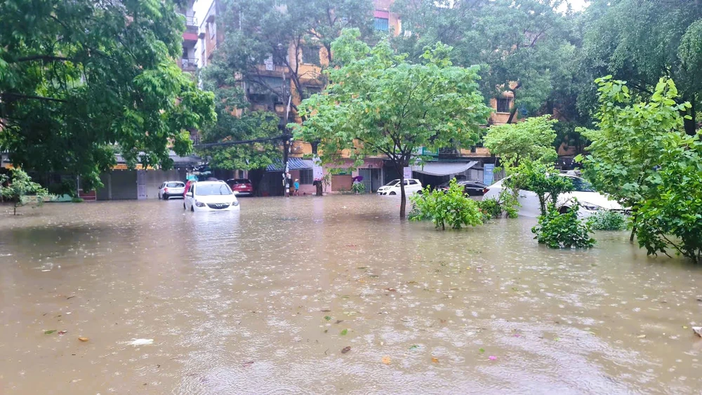 Hình ảnh hàng loạt ô tô ở Thanh Hóa ngập sâu trong nước khi bão số 3 đi qua - 5.jpg