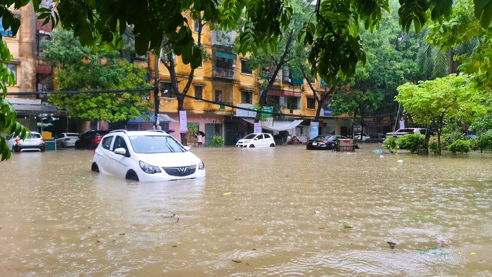 Hình ảnh hàng loạt ô tô ở Thanh Hóa ngập sâu trong nước khi bão số 3 đi qua - 6.jpg