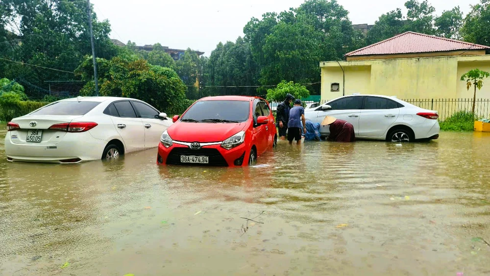 Hình ảnh hàng loạt ô tô ở Thanh Hóa ngập sâu trong nước khi bão số 3 đi qua - 7.jpg