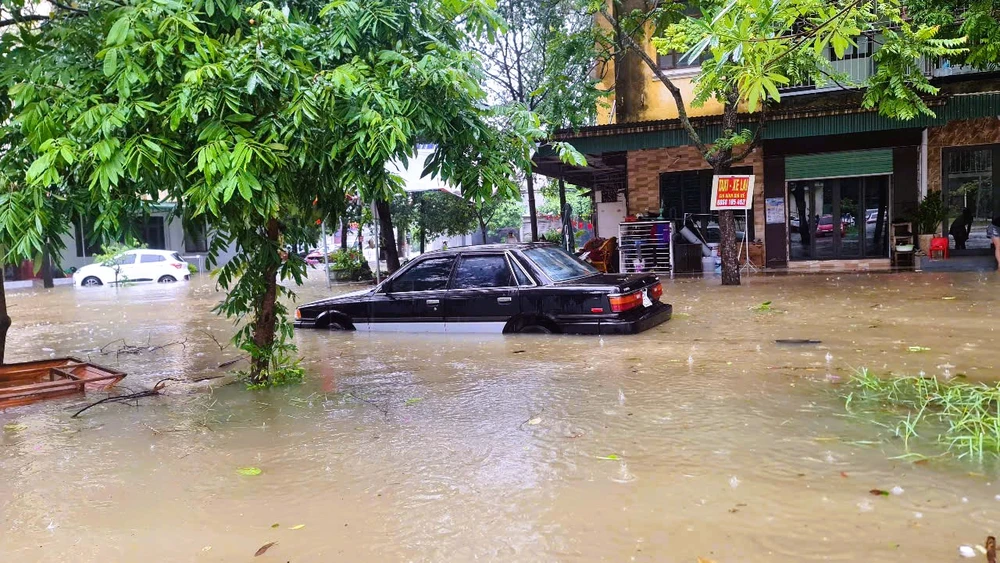 Hình ảnh hàng loạt ô tô ở Thanh Hóa ngập sâu trong nước khi bão số 3 đi qua - 9.jpg