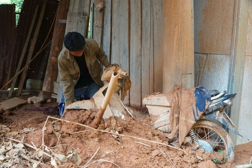 Cận cảnh tan hoang Cỏ Hạ ở Nghệ An sau trận lũ quét kinh hoàng -.jpg