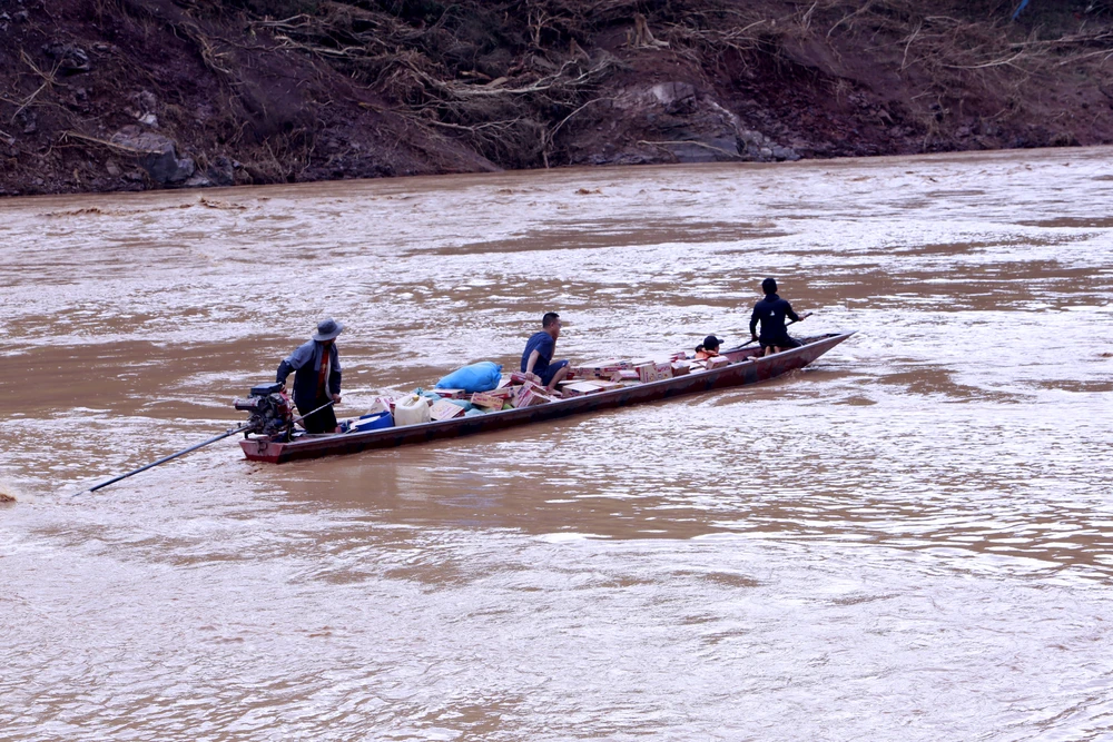 Bí thư xã mở đường, liều mình vượt lũ cứu dân ở bản cô lập -3.JPG