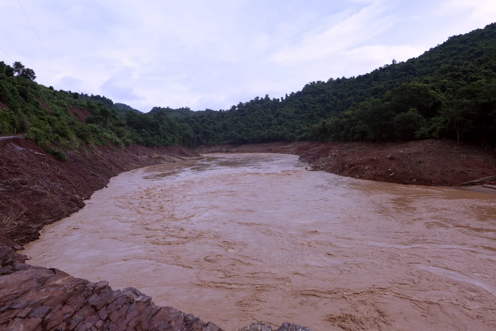 Bí thư xã mở đường, liều mình vượt lũ cứu dân ở bản cô lập -4.JPG