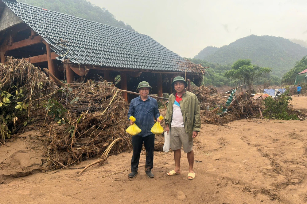 Bí thư xã mở đường, liều mình vượt lũ cứu dân ở bản cô lập -9.jpg