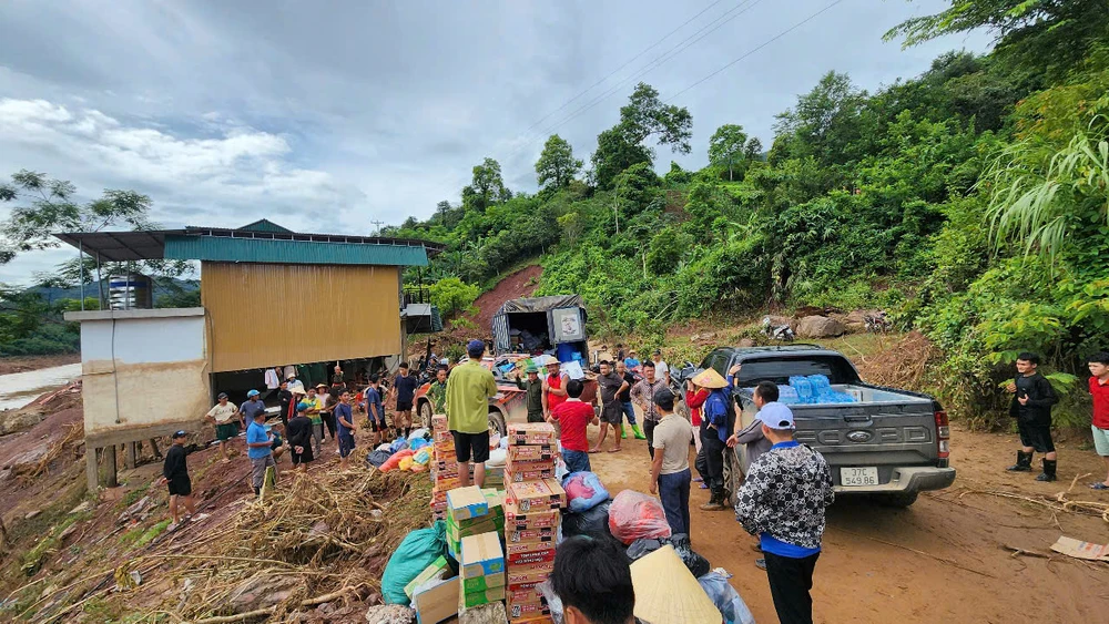 Hình ảnh chuyến hàng cứu trợ.jpg