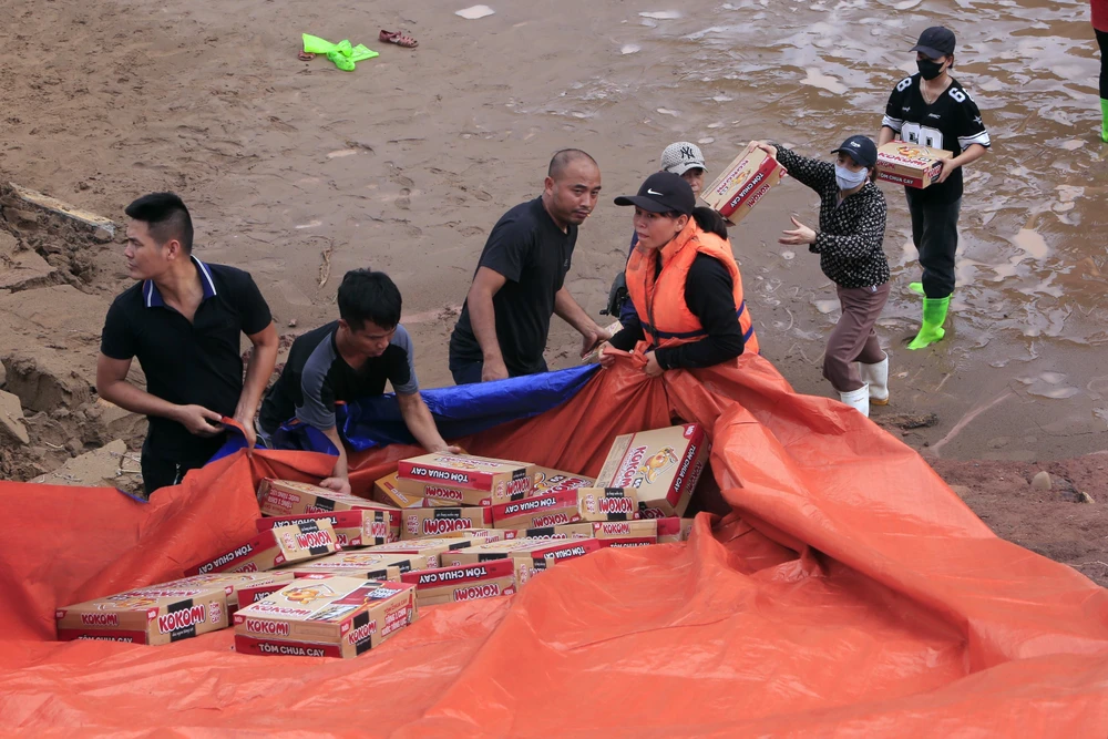 Tình người trong trong cơn lũ dữ ở miền Tây Nghệ An -1.JPG