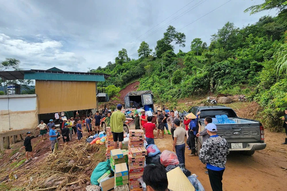 Tình người trong trong cơn lũ dữ ở miền Tây Nghệ An -13.jpg