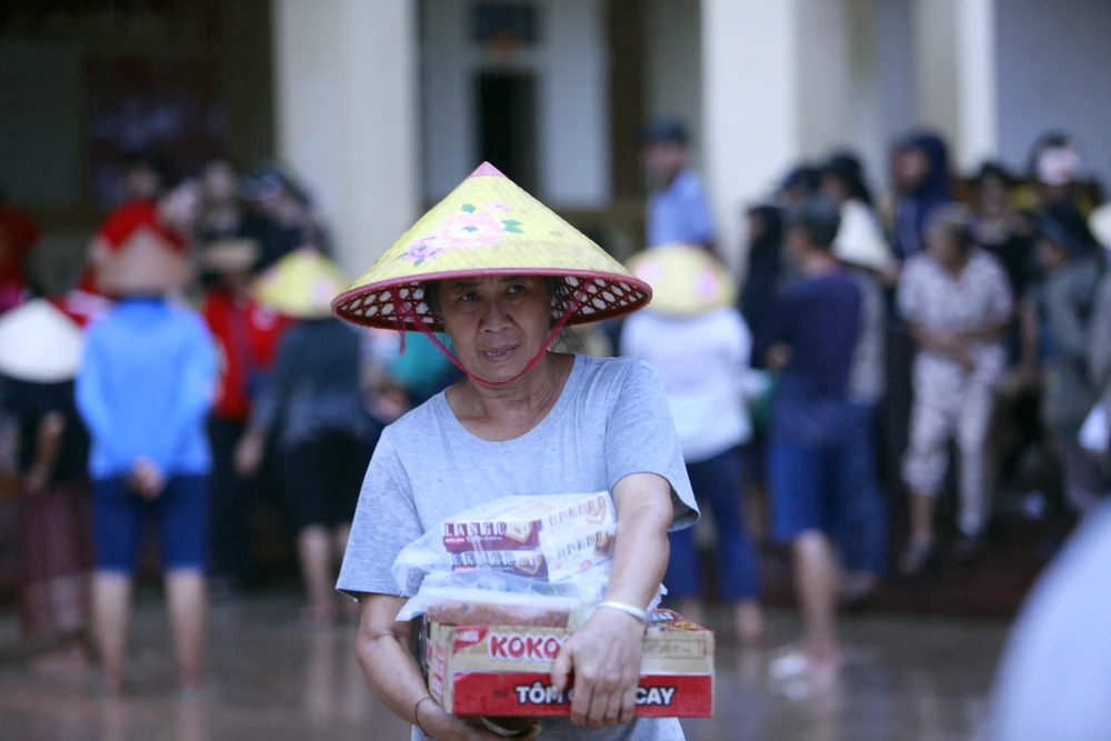 Tình người trong trong cơn lũ dữ ở miền Tây Nghệ An - -25.jpg