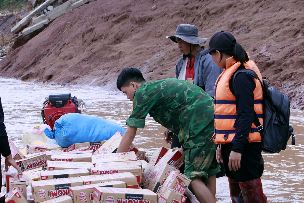 Tình người trong trong cơn lũ dữ ở miền Tây Nghệ An -3.JPG