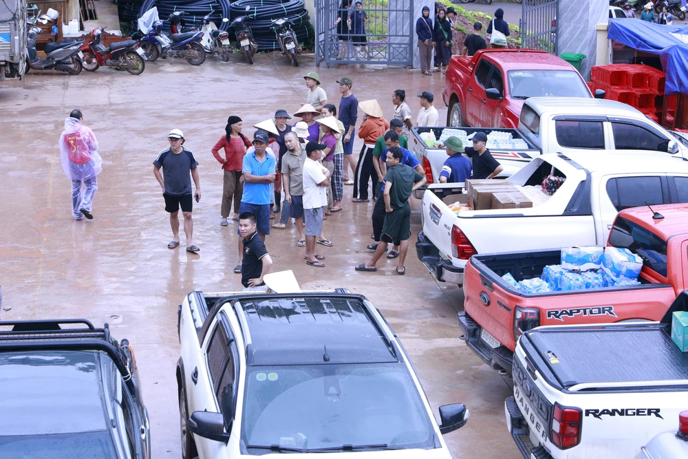 Tình người trong trong cơn lũ dữ ở miền Tây Nghệ An -5.JPG