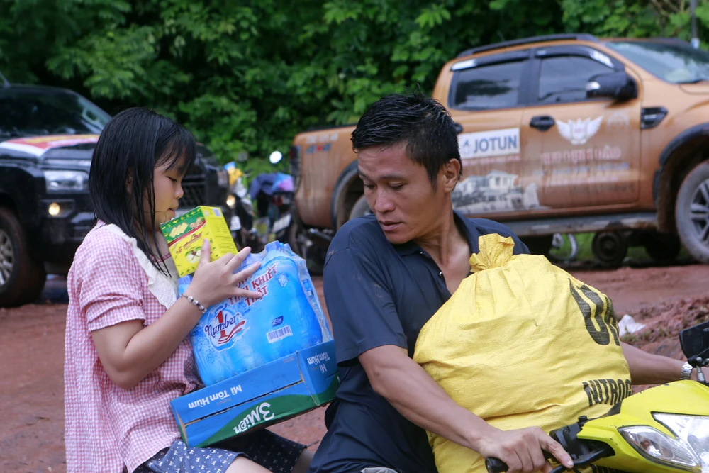 Tình người trong trong cơn lũ dữ ở miền Tây Nghệ An -7.JPG