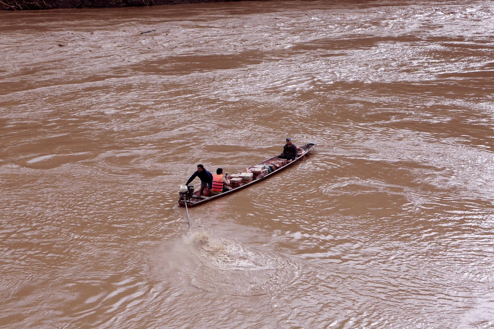 Tình người trong trong cơn lũ dữ ở miền Tây Nghệ An -.JPG