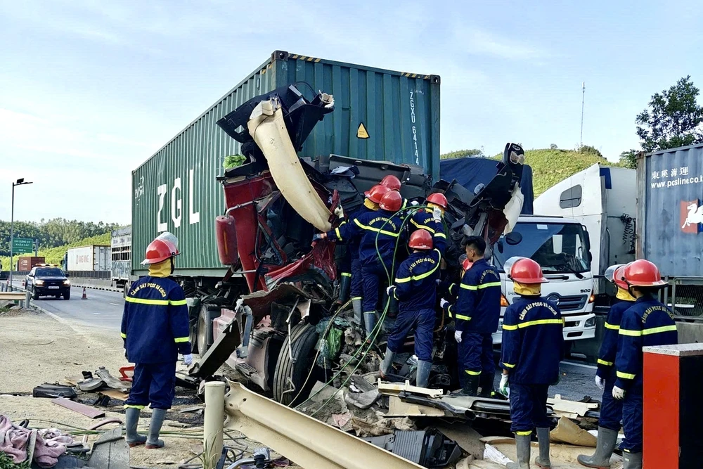 Tài xế tử vong mắc kẹt trong cabin biến dạng trên cao tốc Bắc - Nam - .jpg.jpeg