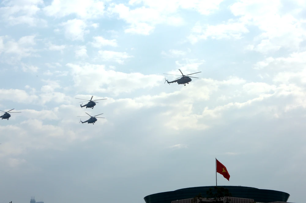 Hình ảnh máy bay bay tập luyện trên bầu trời Hà Nội