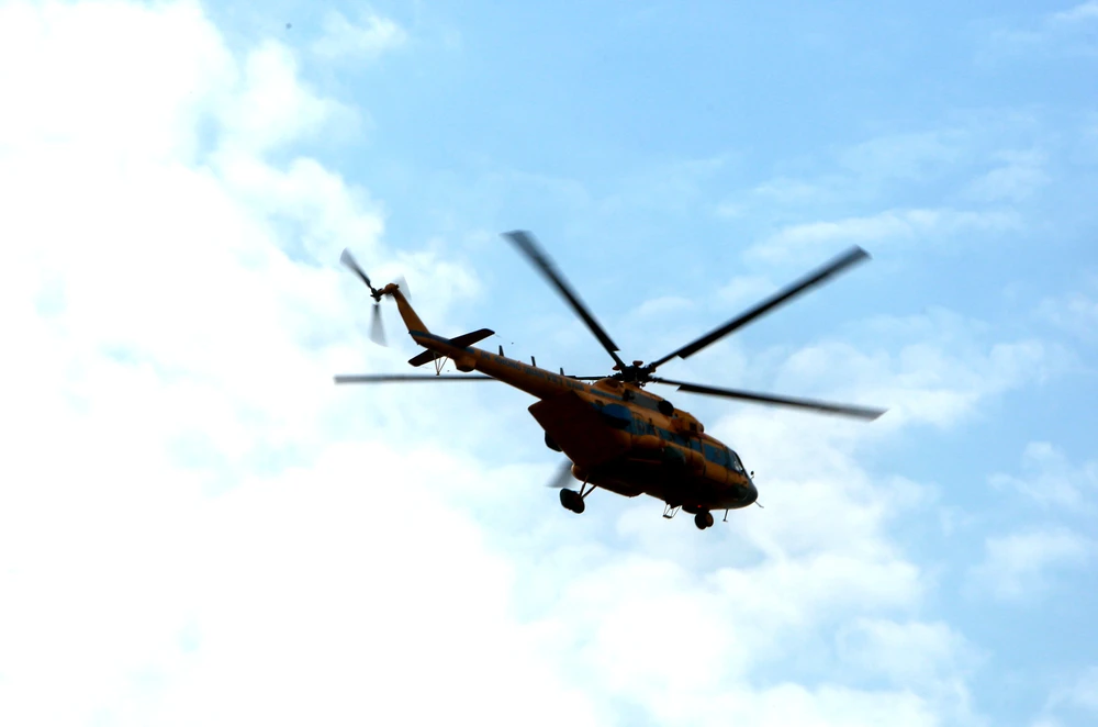 Hình ảnh máy bay bay tập luyện trên bầu trời Hà Nội