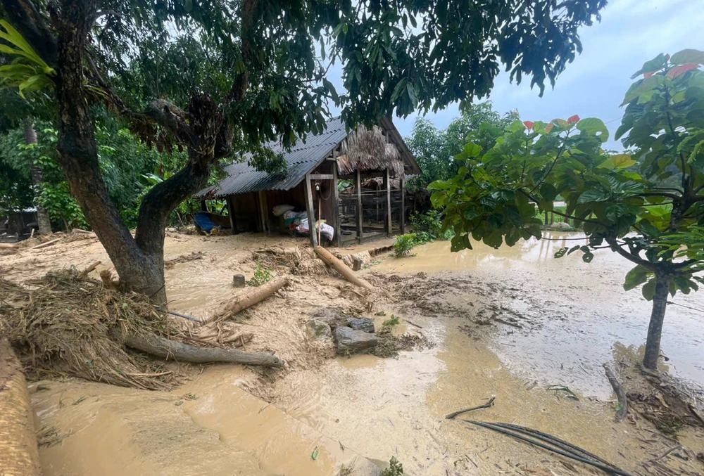 Lũ lớn bất ngờ đổ về, nhiều bản vùng cao bị chia cắt cô lập -10.jpg