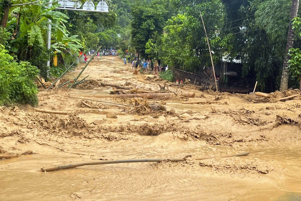 Lũ lớn bất ngờ đổ về, nhiều bản vùng cao bị chia cắt cô lập -11.jpg