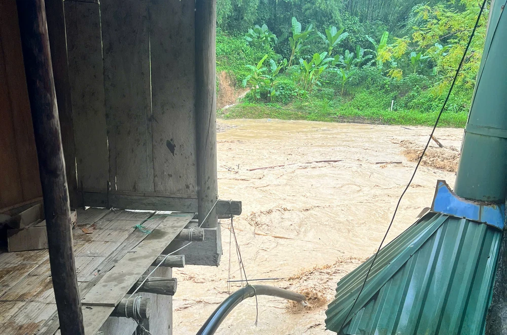 Lũ lớn bất ngờ đổ về, nhiều bản vùng cao bị chia cắt cô lập -12.jpg