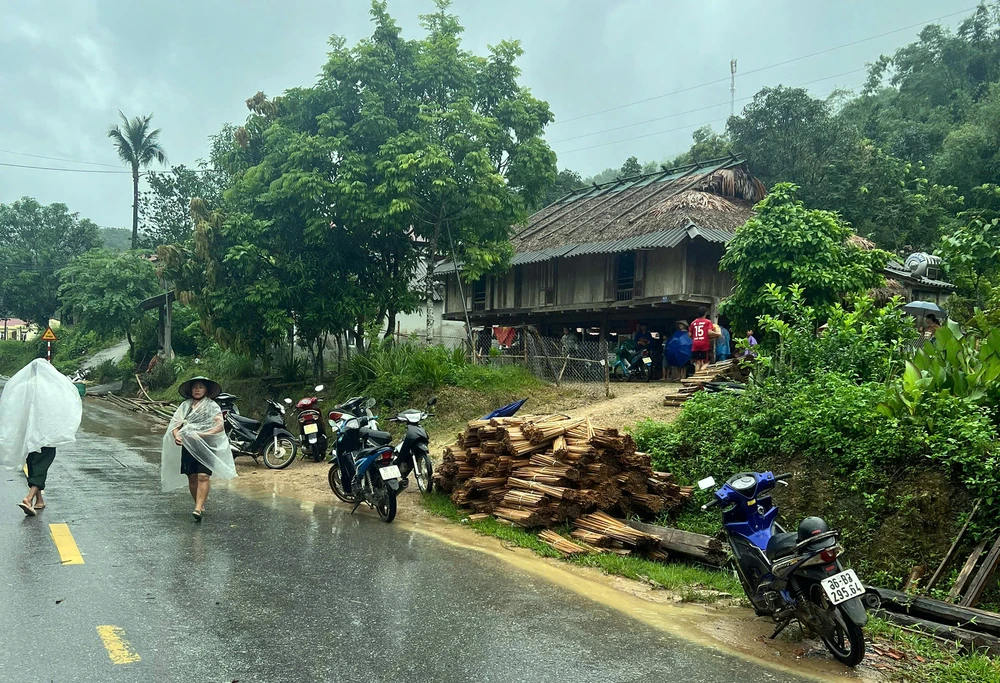 Lũ lớn bất ngờ đổ về, nhiều bản vùng cao bị chia cắt cô lập -13.jpg