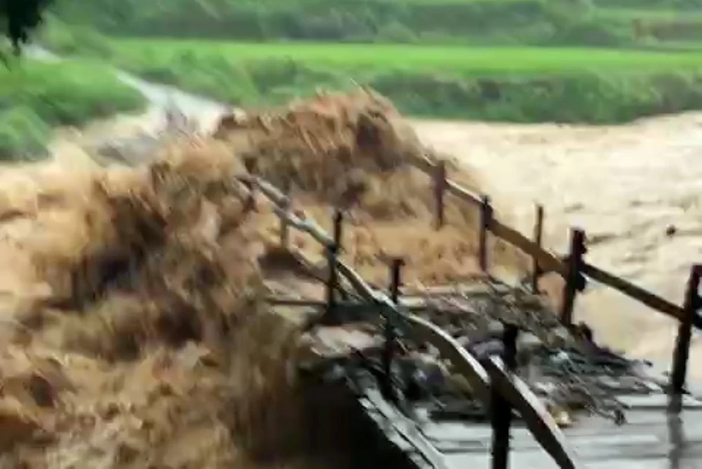 Lũ lớn bất ngờ đổ về, nhiều bản vùng cao bị chia cắt cô lập -3.jpg