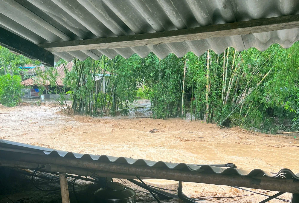 Lũ lớn bất ngờ đổ về, nhiều bản vùng cao bị chia cắt cô lập -.jpg