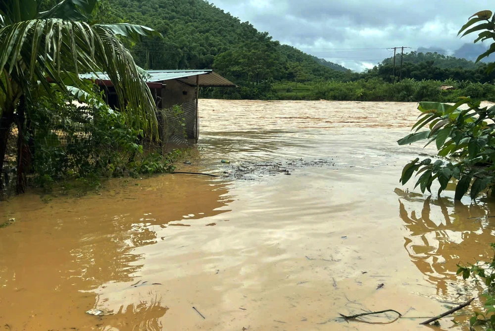 Lũ lớn bất ngờ đổ về, nhiều bản vùng cao bị chia cắt cô lập -7.jpg