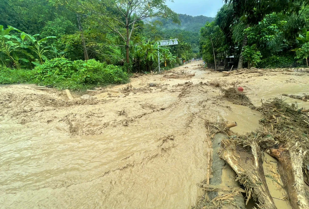 Lũ lớn bất ngờ đổ về, nhiều bản vùng cao bị chia cắt cô lập -8.jpg
