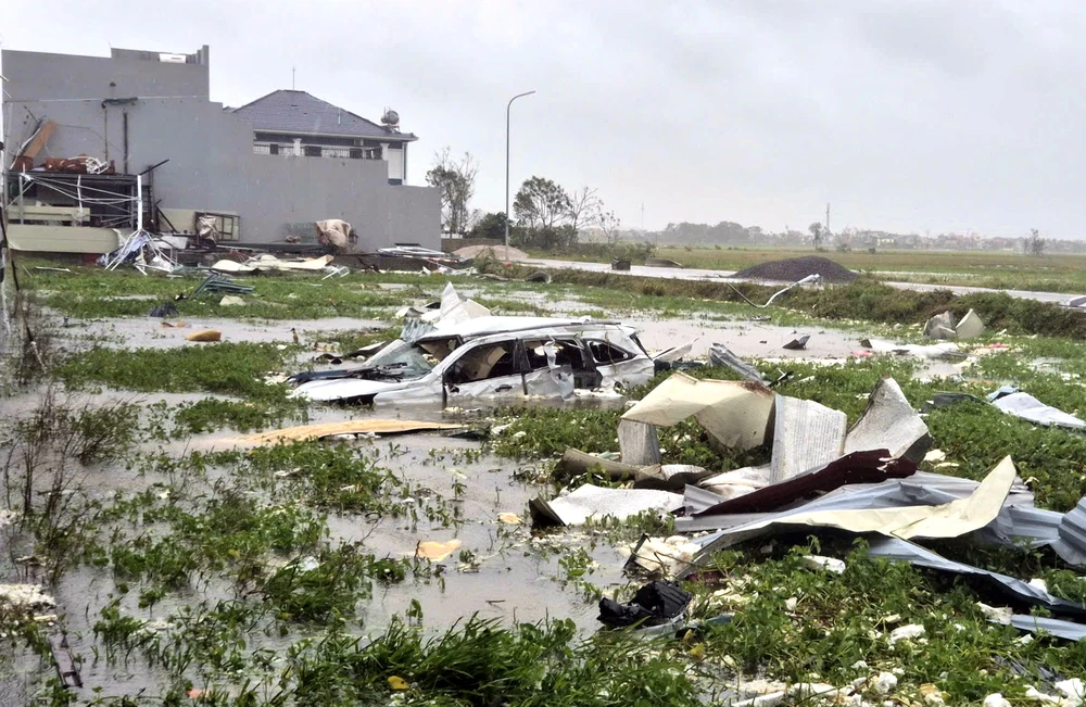 Bão số 10 cuốn bay ô tô 7 chỗ gần 100 m ở Thanh Hóa - 3.jpg