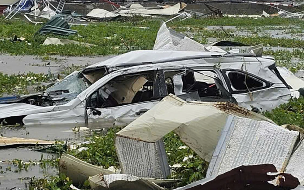 Bão số 10 cuốn bay ô tô 7 chỗ gần 100 m ở Thanh Hóa - 4.jpg