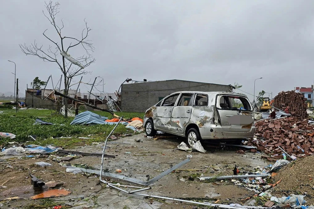 Bão số 10 cuốn bay ô tô 7 chỗ gần 100 m ở Thanh Hóa - 5.jpg