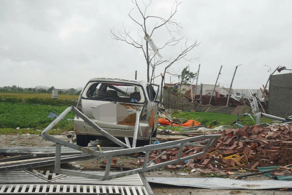 Bão số 10 cuốn bay ô tô 7 chỗ gần 100 m ở Thanh Hóa - 5.jpg