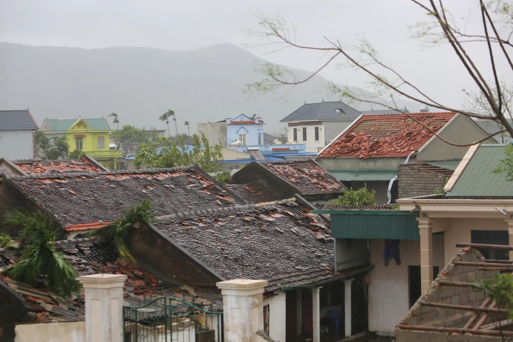 Cảnh hoang tàn đổ nát sau bão số 10 quét qua Thanh Hóa -.JPG
