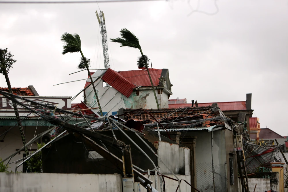 Cảnh hoang tàn đổ nát sau bão số 10 quét qua Thanh Hóa - 45.JPG