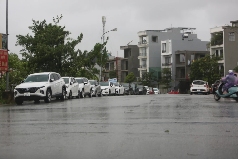 Hình ảnh nhiều tuyến phố ngập sâu, cây xanh đổ gãy do ảnh hưởng bão Bualoi -.JPG