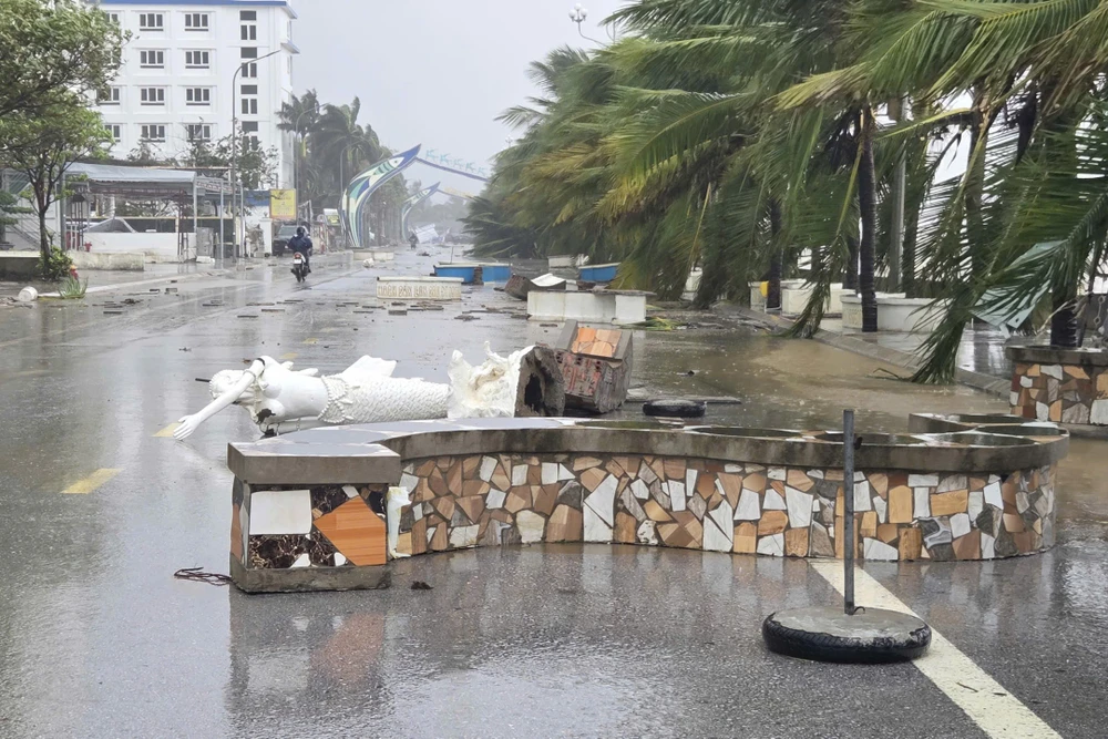 Xót xa bờ biển Hải Tiến tan hoang sau bão số 10 - 12.jpg