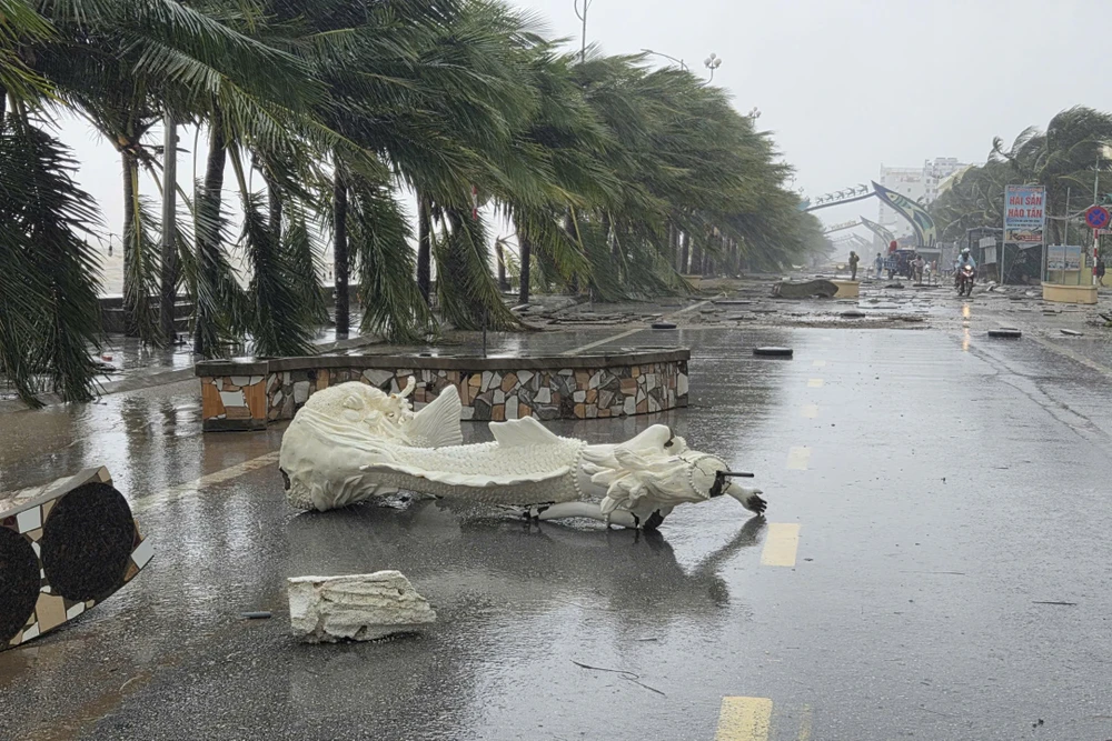 Xót xa bờ biển Hải Tiến tan hoang sau bão số 10 - 2.jpg