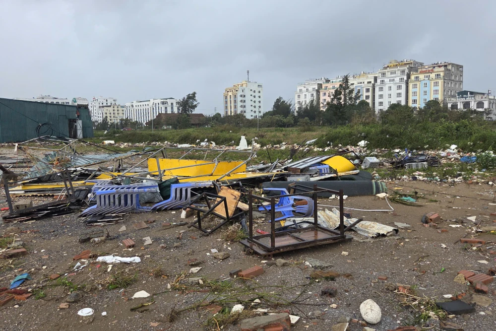 Xót xa bờ biển Hải Tiến tan hoang sau bão số 10 - 4.jpg