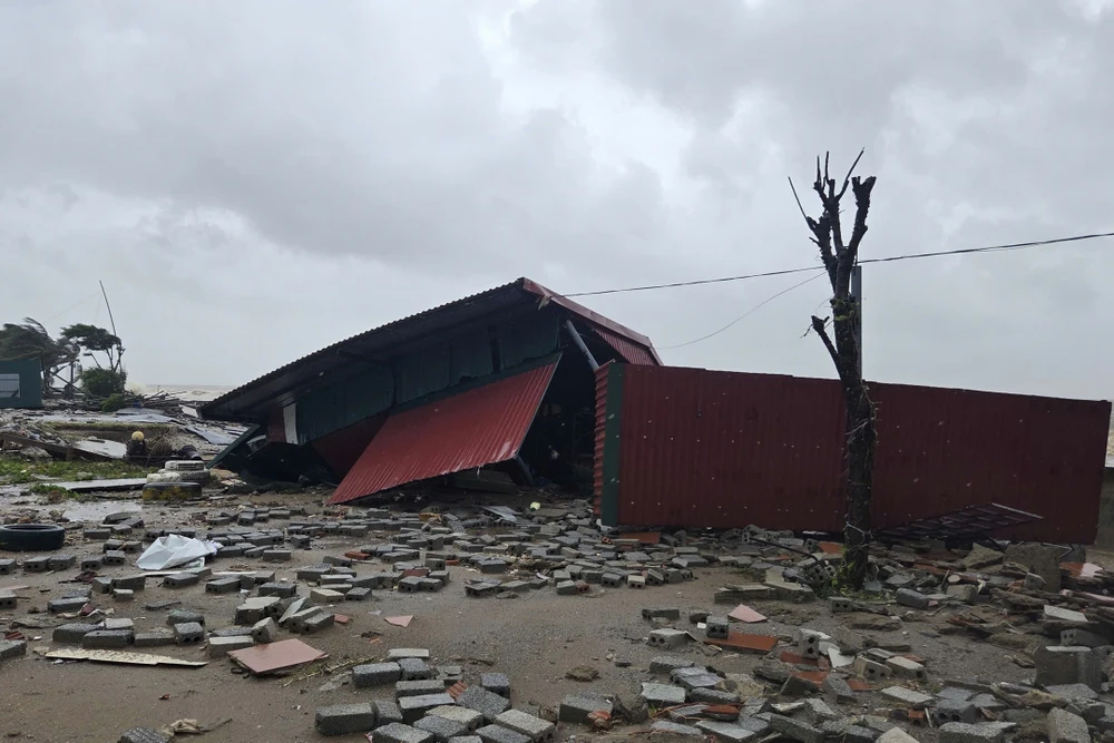 Xót xa bờ biển Hải Tiến tan hoang sau bão số 10 -.jpg