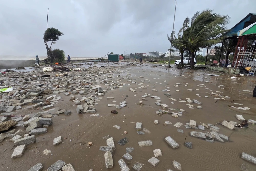 Xót xa bờ biển Hải Tiến tan hoang sau bão số 10 - 5.jpg