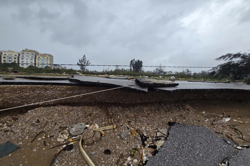 Xót xa bờ biển Hải Tiến tan hoang sau bão số 10 - 8.jpg