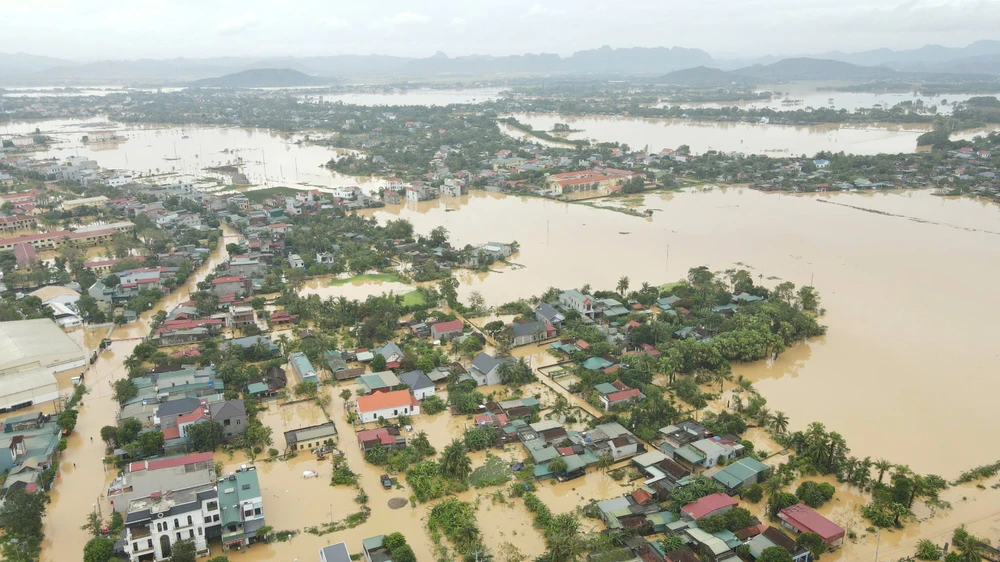 lật thuyền giữa lũ.jpg