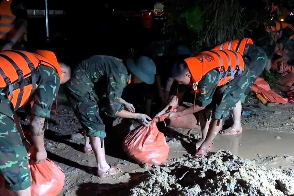 Sự cố tràn đê sông hoạt ở Thanh Hóa -.jpg