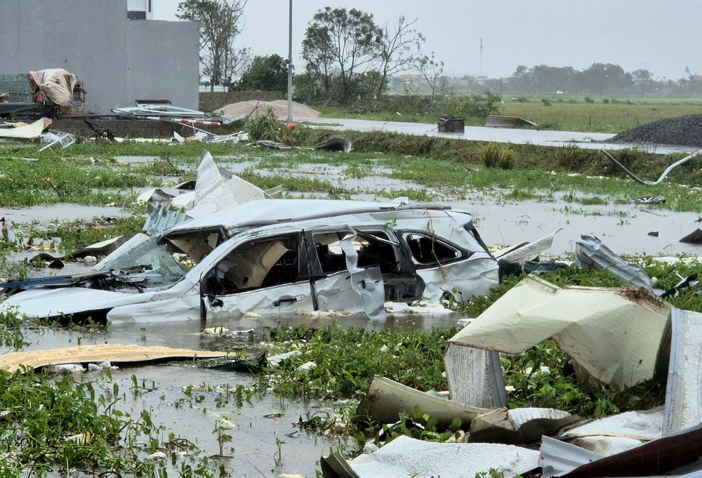 Vụ lốc xoáy ở Thanh Hóa Chủ nhân bàng hoàng khi xe - ô tô 7 chỗ bị cuốn bay 300m.jpg