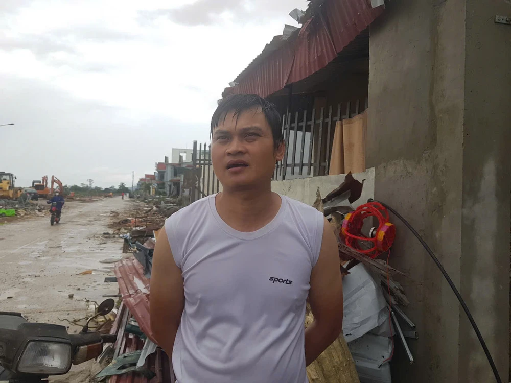 Vụ lốc xoáy ở Thanh Hóa Chủ nhân bàng hoàng khi xe ô tô 7 chỗ bị cuốn bay 300m - 2.jpg