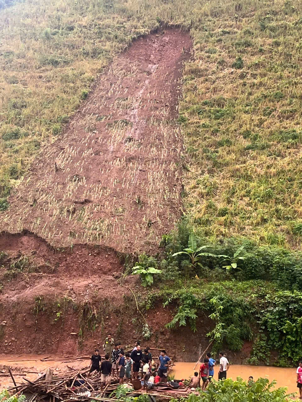 hai vợ chồng tử vong sau vụt sạt lở đất trong đêm.jpg