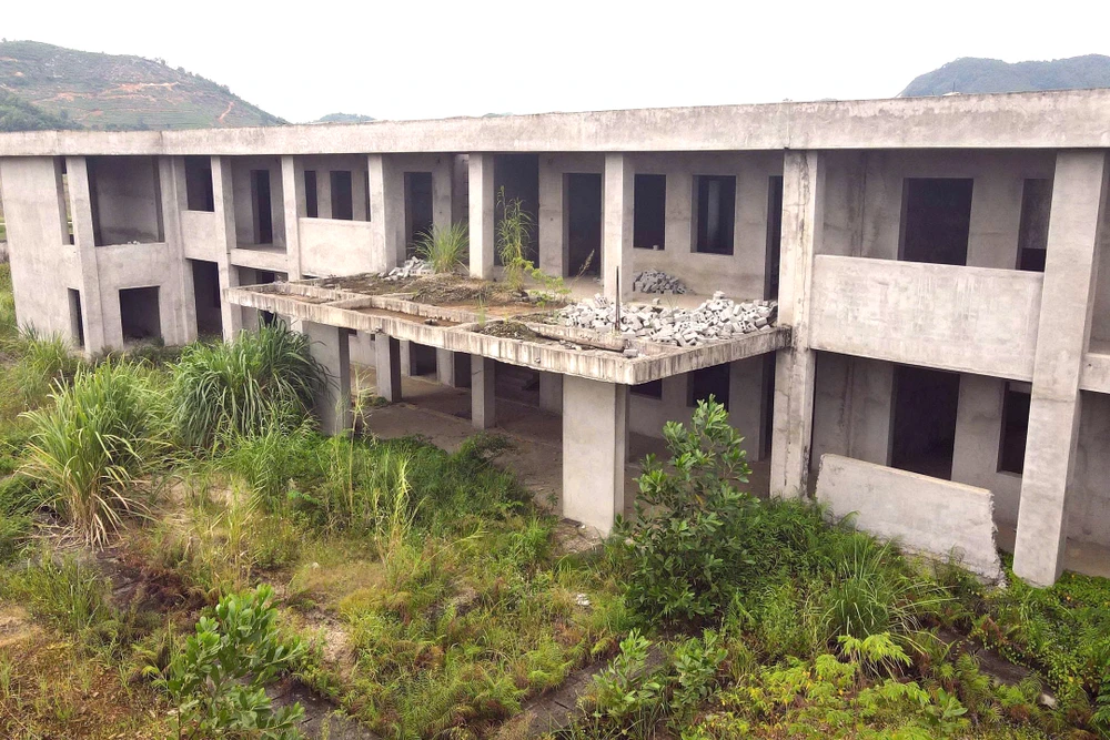 Ngôi trường hàng chục tỉ đồng xây gần xong để cỏ mọc gây lãng phí ở Hà Trung -4.jpg