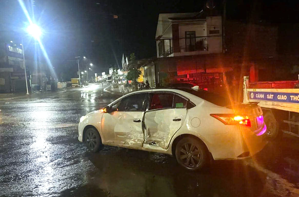 Xôn xao vụ xe đoàn cứu trợ va chạm ô tô con, bị báo giá sửa gần 100 triệu đồng -.jpg